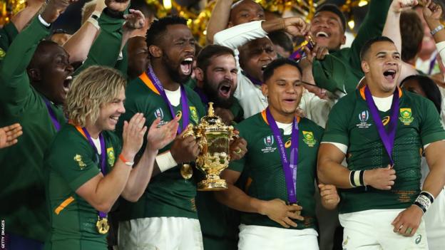 Siya Kolisi lifts the World Cup trophy in 2019