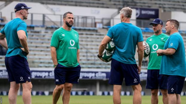 Farrell speaks with his coaching staff Paul O'Connell, Simon Easterby, Mike Catt and John Fogarty