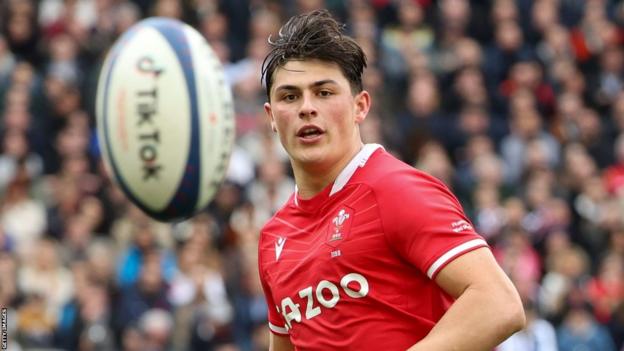 Louis Rees-Zammit playing for Wales.