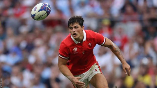 Louis Rees-Zammit chases the ball for Wales