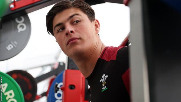 Louis Rees-Zammit in the gym with Wales