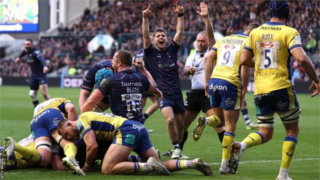 Bristol celebrate their try from Magnus Bradbury