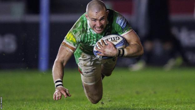 Mike Brown scores a try for Leicester against former side Harlequins