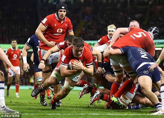 Alex Mann goes over for a debut try against Scotland and now comes in from the start