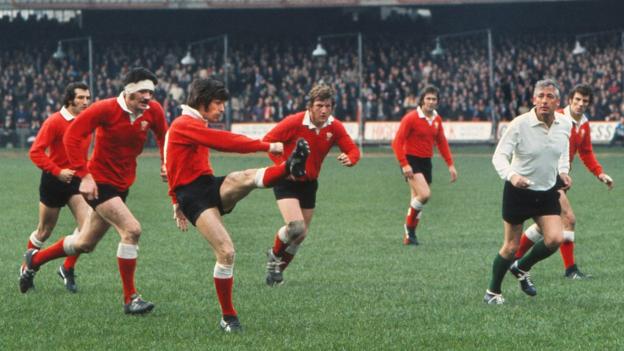 Barry John kicks to touch in his final game against France. L-R; Gareth Edwards, Mervyn Davies, John, Barry Llewellyn, Arthur Lewis & referee Mike Titcomb