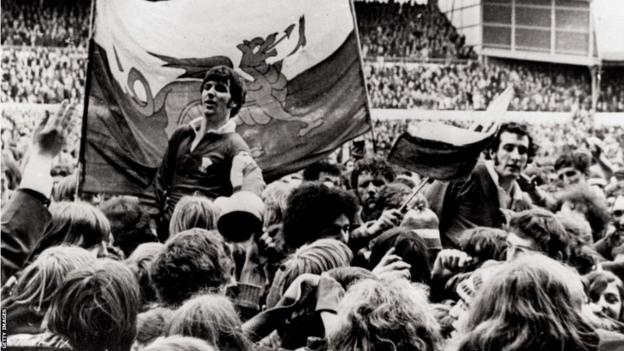 Barry John and Gareth Edwards held aloft by fans