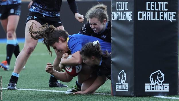 Gwennan Hopkins scores a try for Gwalia Lightning against Glasgow