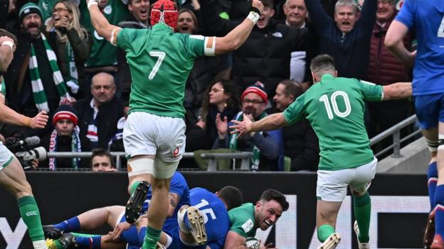 Josh van der Flier and Johnny Sexton celebrate Hugo Keenan's try against France in the 2023 Six Nations