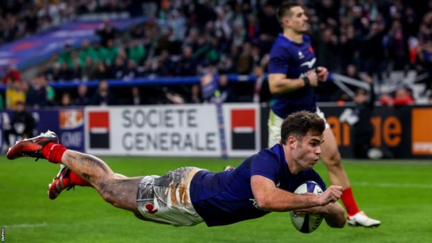 Damian Penaud scores a try against Ireland