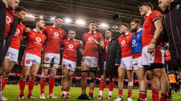 Dafydd Jenkins (centre) addressing his players after the Wales defeat against Scotland