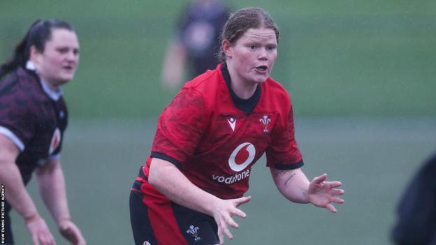 Tess Evans training with Wales