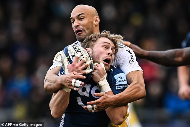 Warr (forefront) grapples with La Rochelle's Dillyn Leyds during a Champions Cup match