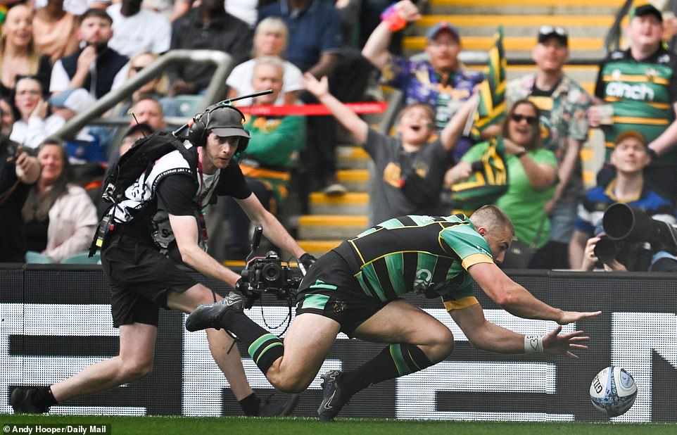 Sam Vesty's side added a second try in the first half after Ollie Sleightholme kicked behind and collected his grubber kick