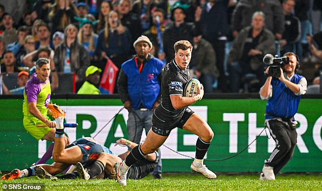 Huw Jones runs clear to get Warriors their third try of the night and put them ahead