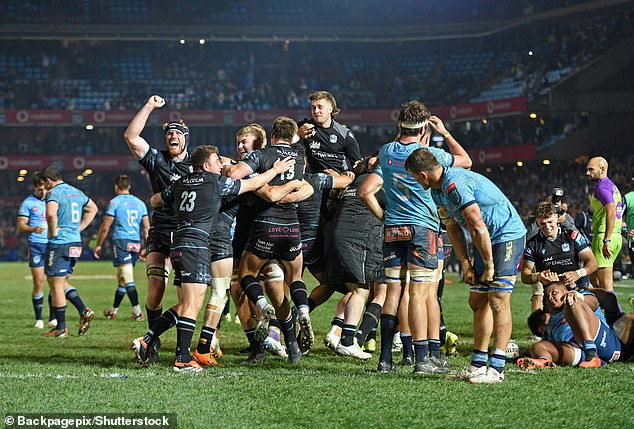 Glasgow players celebrate at full-time after winning the URC title in Pretoria