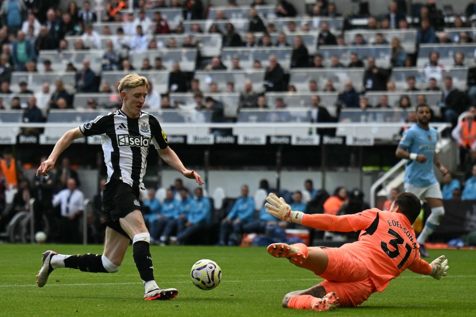 Gordon was one-on-one against Ederson for Newcastle