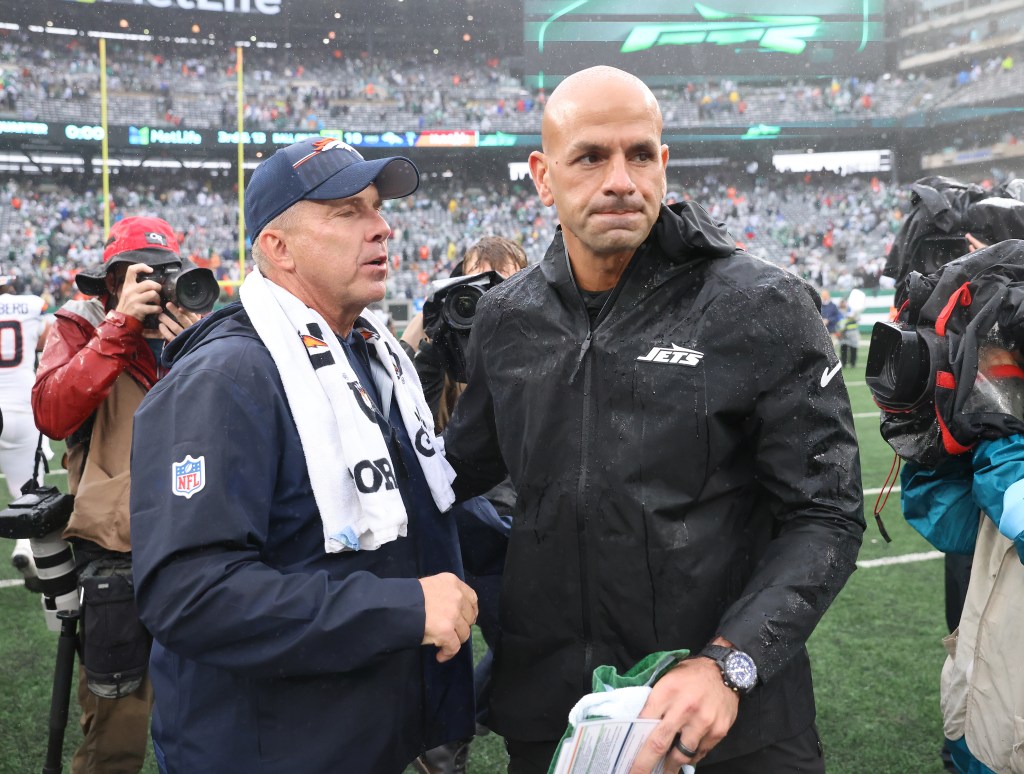 Jets coach Robert Saleh (r.) greets Broncos coach Sean Payton (l.) after a loss on Sept. 29, 2024.