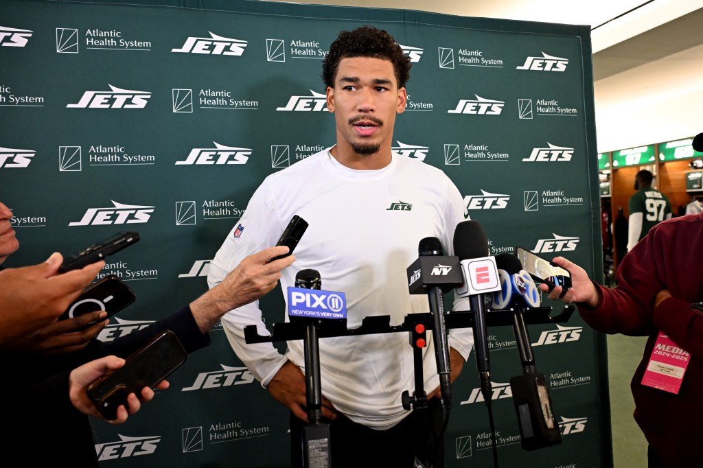 Jets receiver Allen Lazard talks with reporters on Oct. 2, 2024.