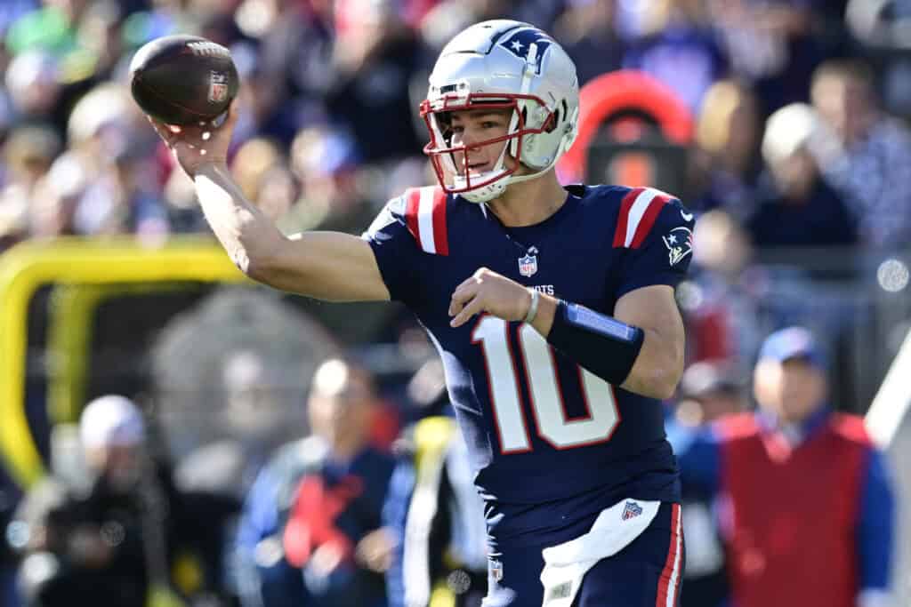 FOXBOROUGH, MASSACHUSETTS - OCTOBER 27: Drake Maye #10 of the New England Patriots throws a pass during the second quarter against the New York Jets at Gillette Stadium on October 27, 2024 in Foxborough, Massachusetts.