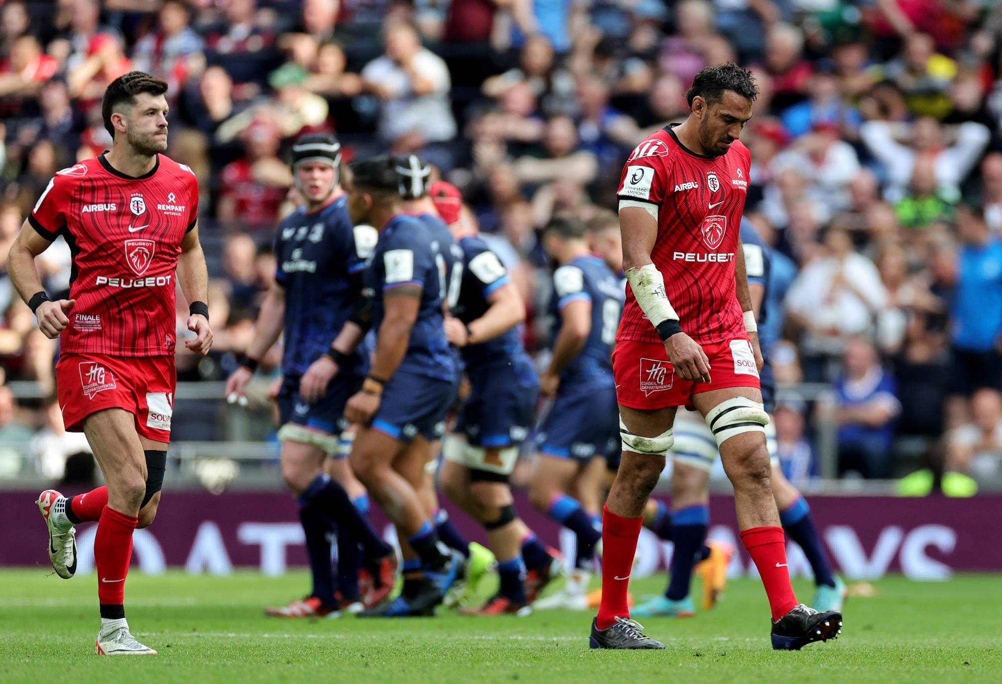 Richie Arnold of Stade Toulousain looks dejected as he leaves the field after being shown a red card during the Investec Champions Cup Final match between Leinster Rugby and Stade Toulousain at Tottenham Hotspur Stadium on May 25, 2024 in London, England. (Photo by David Rogers/Getty Images)