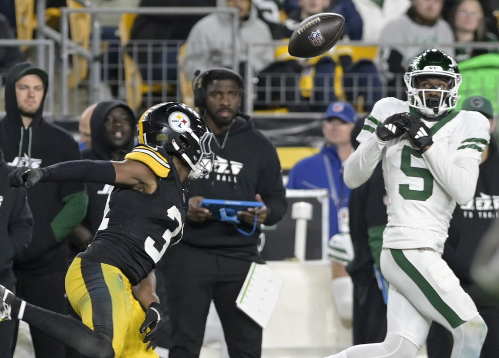 Aaron Rodgers' pass bounced off Garrett Wilson's chest and was intercepted by Beannie Bishop (31) during the Jets' Week 7 loss to the Steelers.