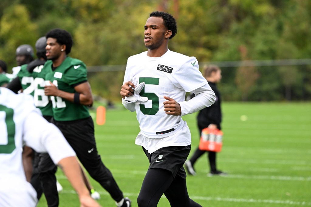 Jets wide receiver Garrett Wilson (5) runs during practice in Florham Park