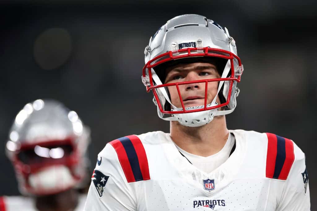 EAST RUTHERFORD, NEW JERSEY - SEPTEMBER 19: Drake Maye #10 of the New England Patriots warms up prior to the game against the New York Jets at MetLife Stadium on September 19, 2024 in East Rutherford, New Jersey.