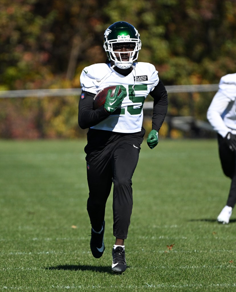  Jets safety Jalen Mills (35) practices in Florham Park, NJ. 