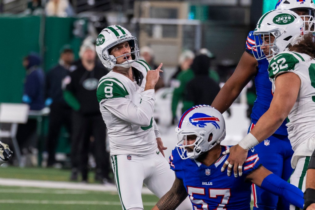 Greg Zuerlein misses a kick during the Jets' loss to the Bills on Oct. 14, 2024. 