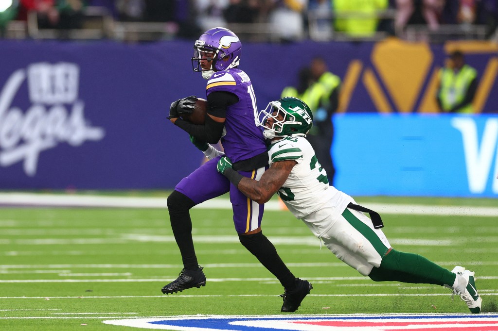 Justin Jefferson makes a catch during the Vikings' win over the Jets on Oct. 5, 2024. 