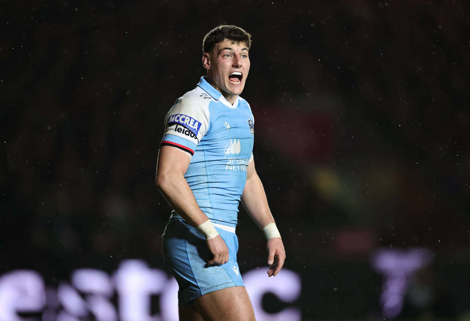 Tom Jordan of Glasgow Warriors shouts instructions during the Investec Champions Cup Round Of 16 match between Harlequins and Glasgow Warriors at The Stoop on April 05, 2024 in London, England. (Photo by David Rogers/Getty Images)