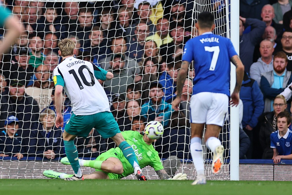 Gordon missed a penalty on his return to Goodison Park