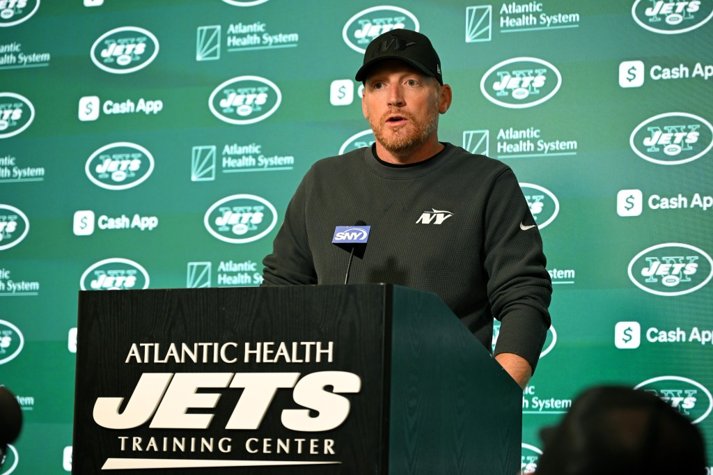 Jets passing game coordinator, Todd Downing, addressing media before practice in Florham Park, NJ