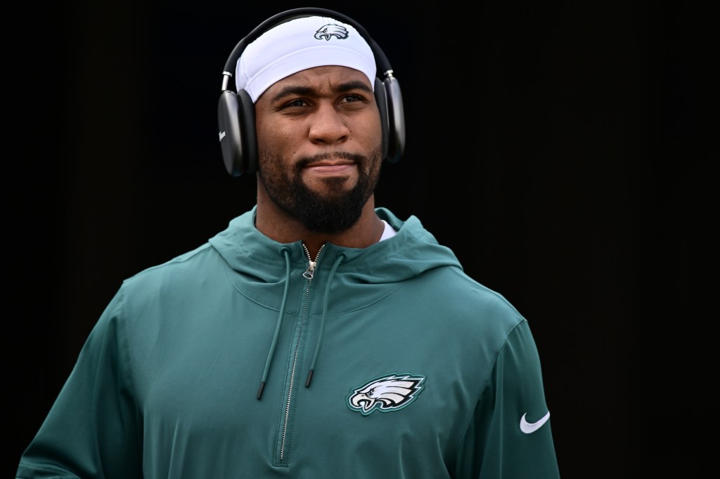 Haason Reddick #7 of the Philadelphia Eagles warms up prior to a game against the Tampa Bay Buccaneers