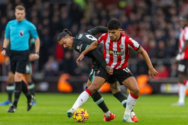 SOUTHAMPTON, ENGLAND - Sunday, November 24, 2024: Southampton's Mateus Fernandes (R) is challenged by Liverpool's Darwin Núñez (L) during the FA Premier League match between Southampton FC and Liverpool FC at St Mary's Stadium. (Photo by David Rawcliffe/Propaganda)