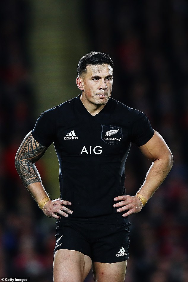 Sonny Bill Williams has thrown his support behind a student who had been banned from attending his school's end-of-year formal