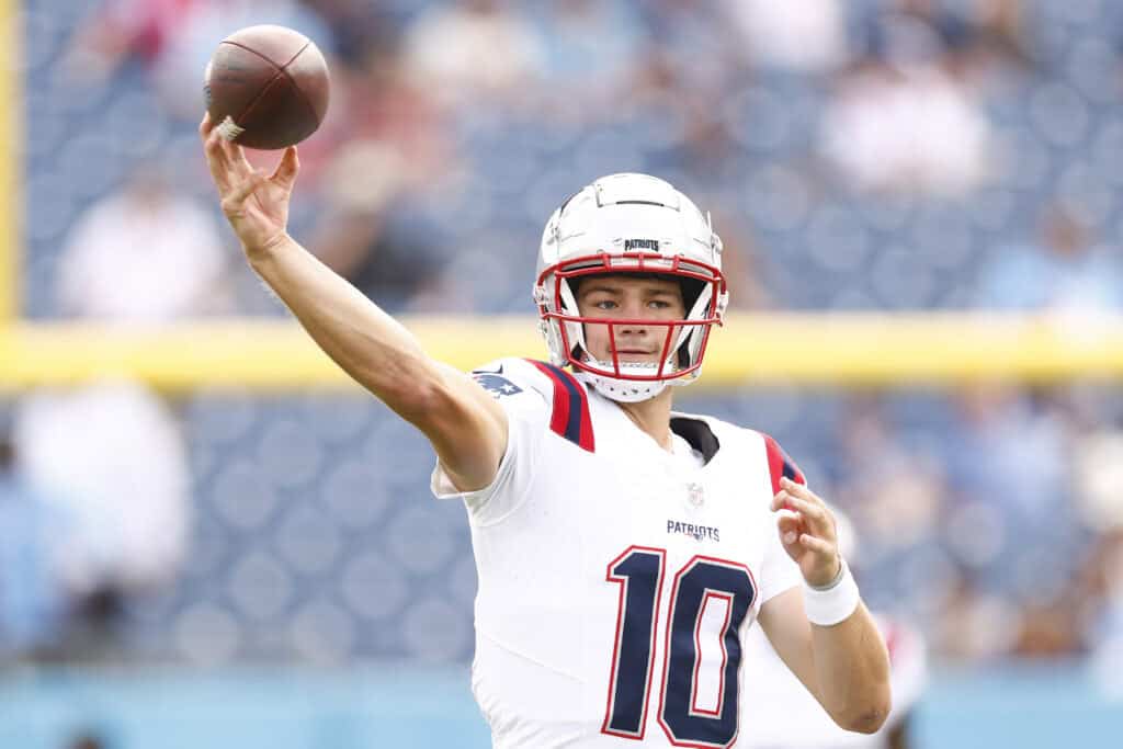 NASHVILLE, TENNESSEE - NOVEMBER 03: Drake Maye #10 of the New England Patriots warms up prior to playing a game against the Tennessee Titans at Nissan Stadium on November 03, 2024 in Nashville, Tennessee.