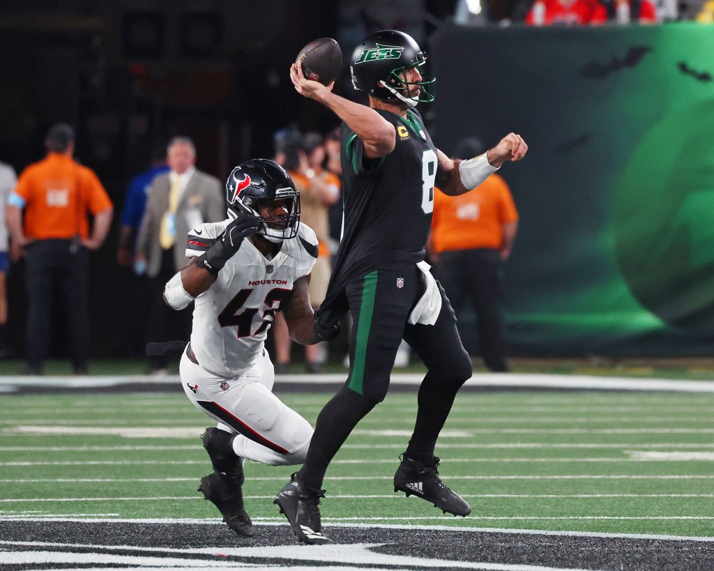 Aaron Rodgers throws during the Jets' win over the Texans on Oct. 31, 2024. 