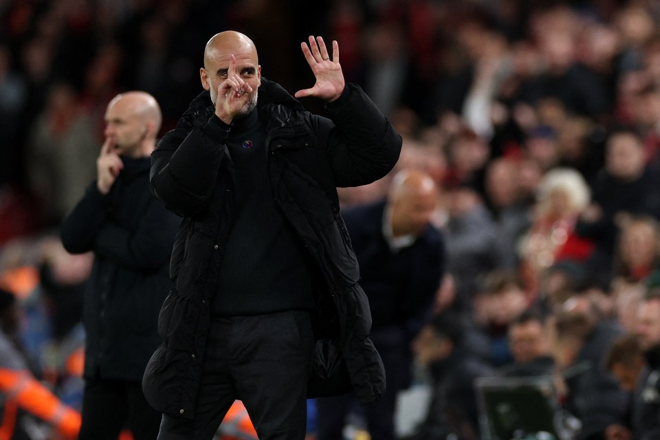 Guardiola gestured to the Liverpool fans at how many Premier League titles he has won