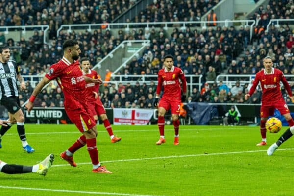 NEWCASTLE-UPON-TYNE, ENGLAND - Wednesday, December 4, 2024: Liverpool's Mohamed Salah scores his side's second equalising goal during the FA Premier League match between Newcastle United FC and Liverpool FC at St James' Park. (Photo by David Rawcliffe/Propaganda)