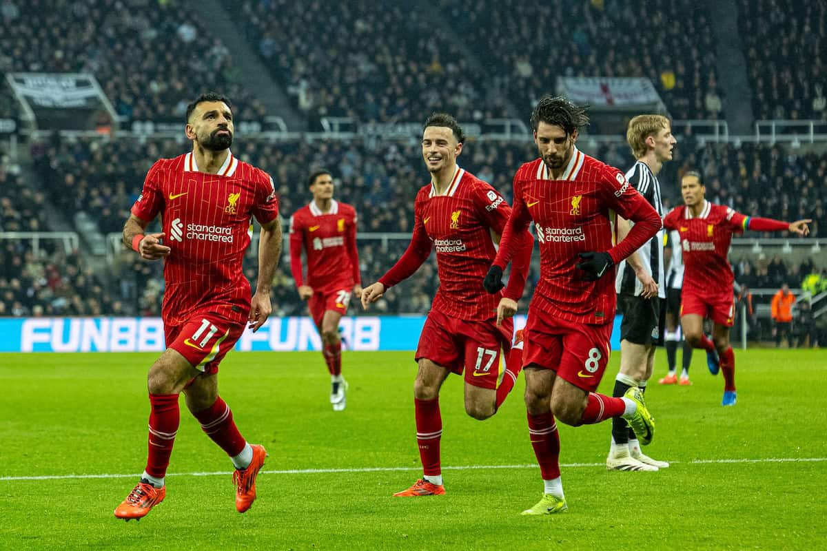 NEWCASTLE-UPON-TYNE, ENGLAND - Wednesday, December 4, 2024: Liverpool's Mohamed Salah celebrates after scoring his side's third goal to make the score 2-3 during the FA Premier League match between Newcastle United FC and Liverpool FC at St James' Park. (Photo by David Rawcliffe/Propaganda)