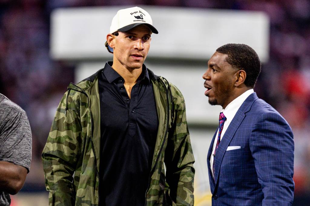 Former New Orleans Saints tight end Jimmy Graham talks with former linebacker Jonathan Vilma during the half time Ring of Honor ceremony for Jahri Evans at Caesars Superdome