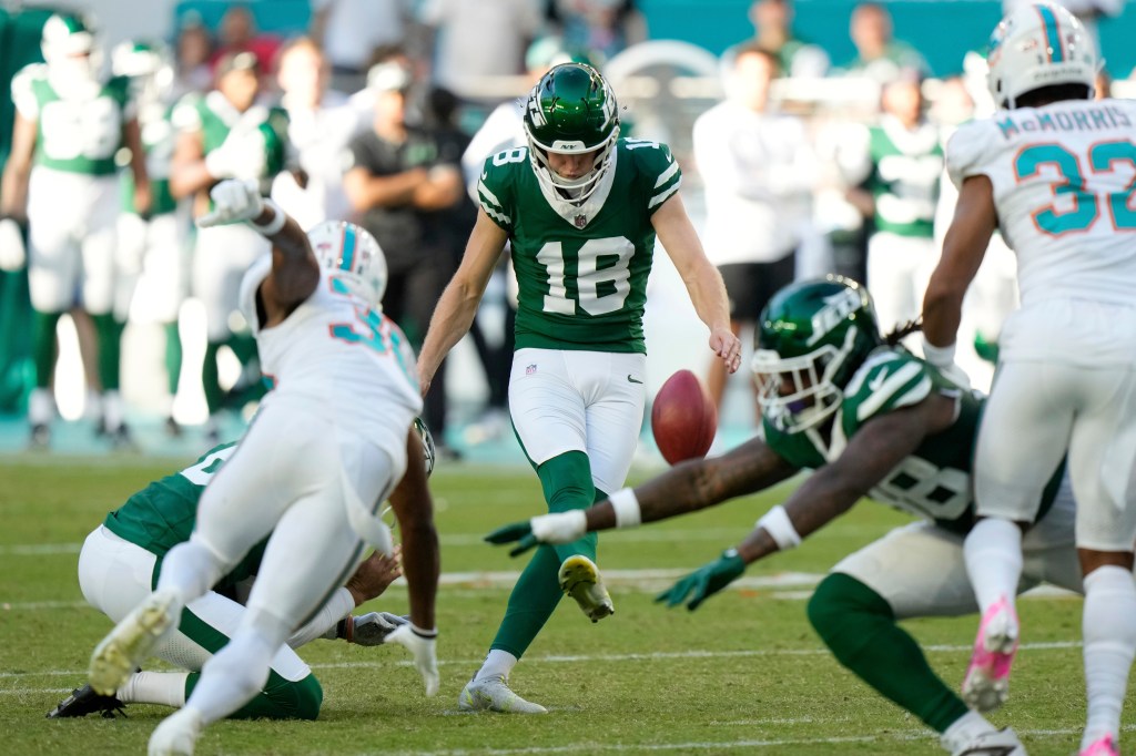 Jets place kicker Anders Carlson (18) kicks a field goal during the second half