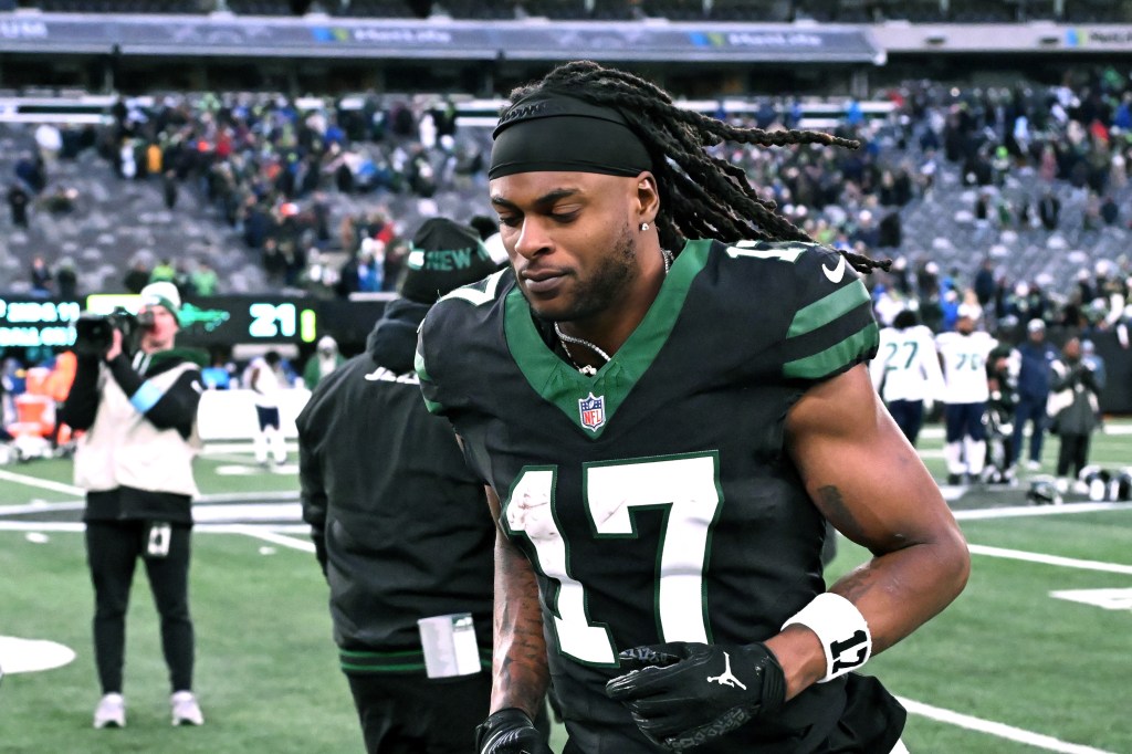 A dejected Davante Adams jogs off the field after the Jets' Week 13 loss to the Seahawks.