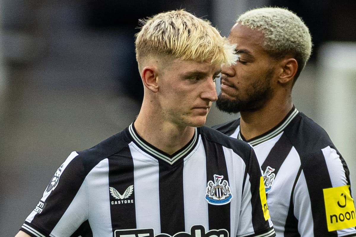 NEWCASTLE-UPON-TYNE, ENGLAND - Sunday, August 27, 2023: Newcastle United's Anthony Gordon looks dejected during the FA Premier League match between Newcastle United FC and Liverpool FC at St James' Park. Liverpool won 2-1. (Pic by David Rawcliffe/Propaganda)