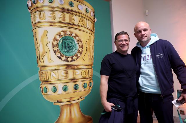 Schröder with then colleague Max Eberl at the 2023 Pokal Final.