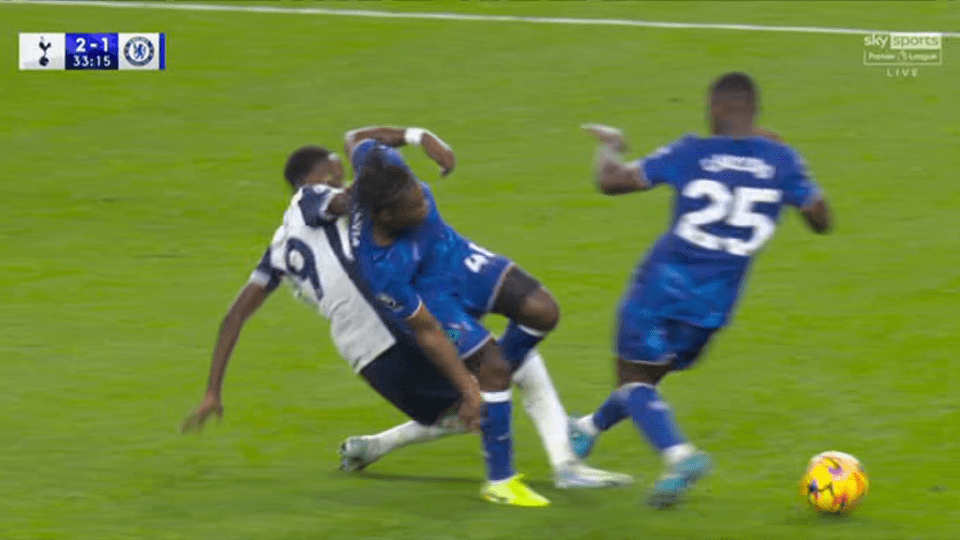 Caicedo was not sent off for this challenge on Sarr